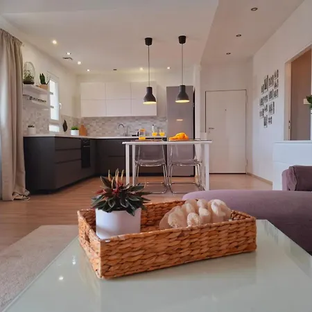 Skenza's Loft Near And Center Apartmán *